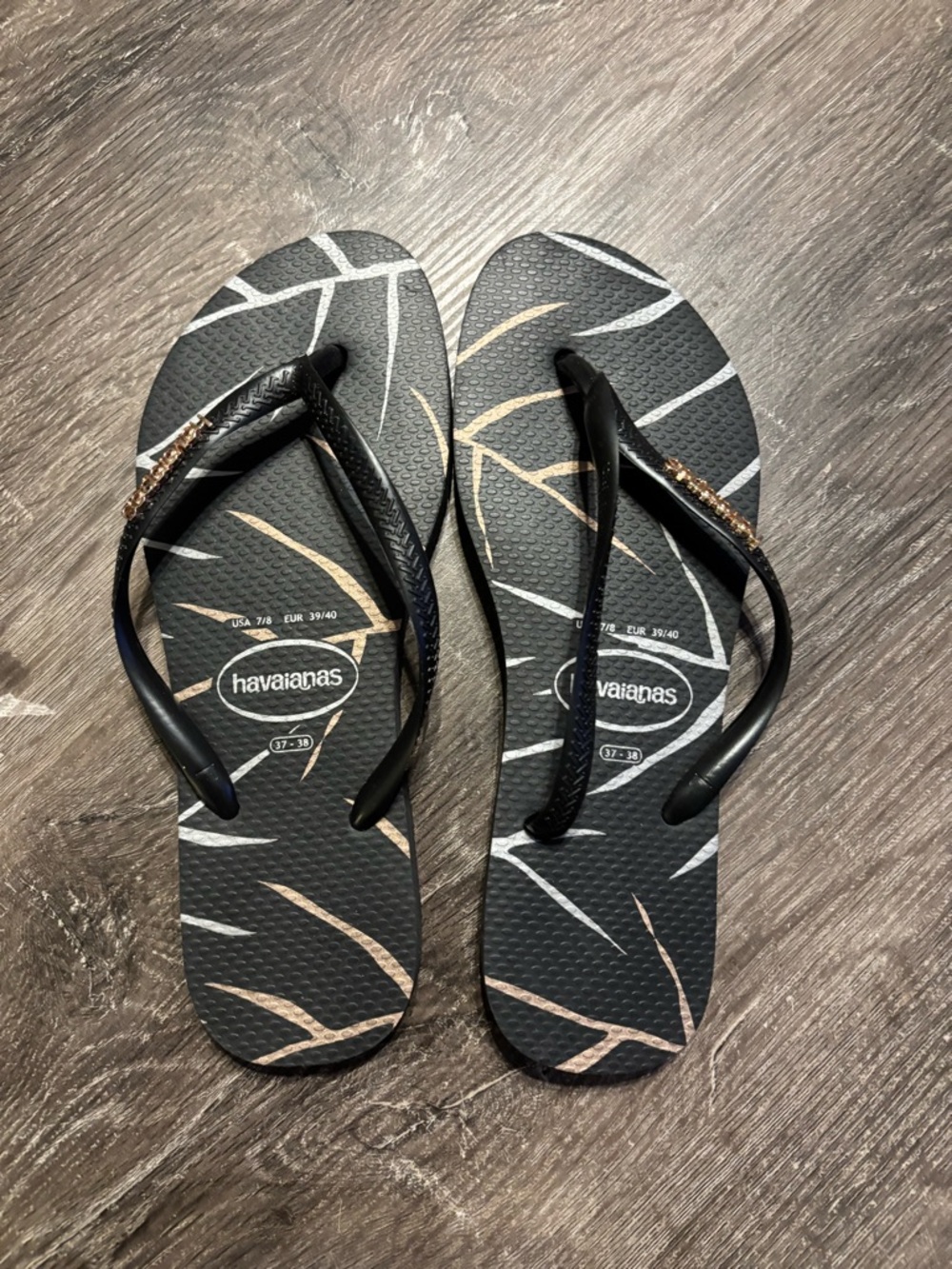 Havaianas Black Flip Flops with Beige and White Leaf Pattern Size 7/8